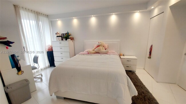 Foto del edificio - 1000 W Island Blvd