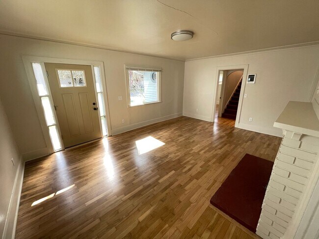 Building Photo - Newly Updated 3 Bedroom/ 1 Bath Home on Pe...