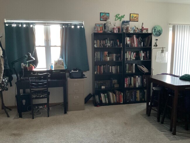 Sala de estar de primer ventana - 2785 Heinz Rd