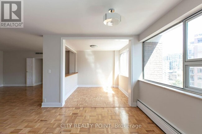 Building Photo - 9-309 Deer Park Crescent