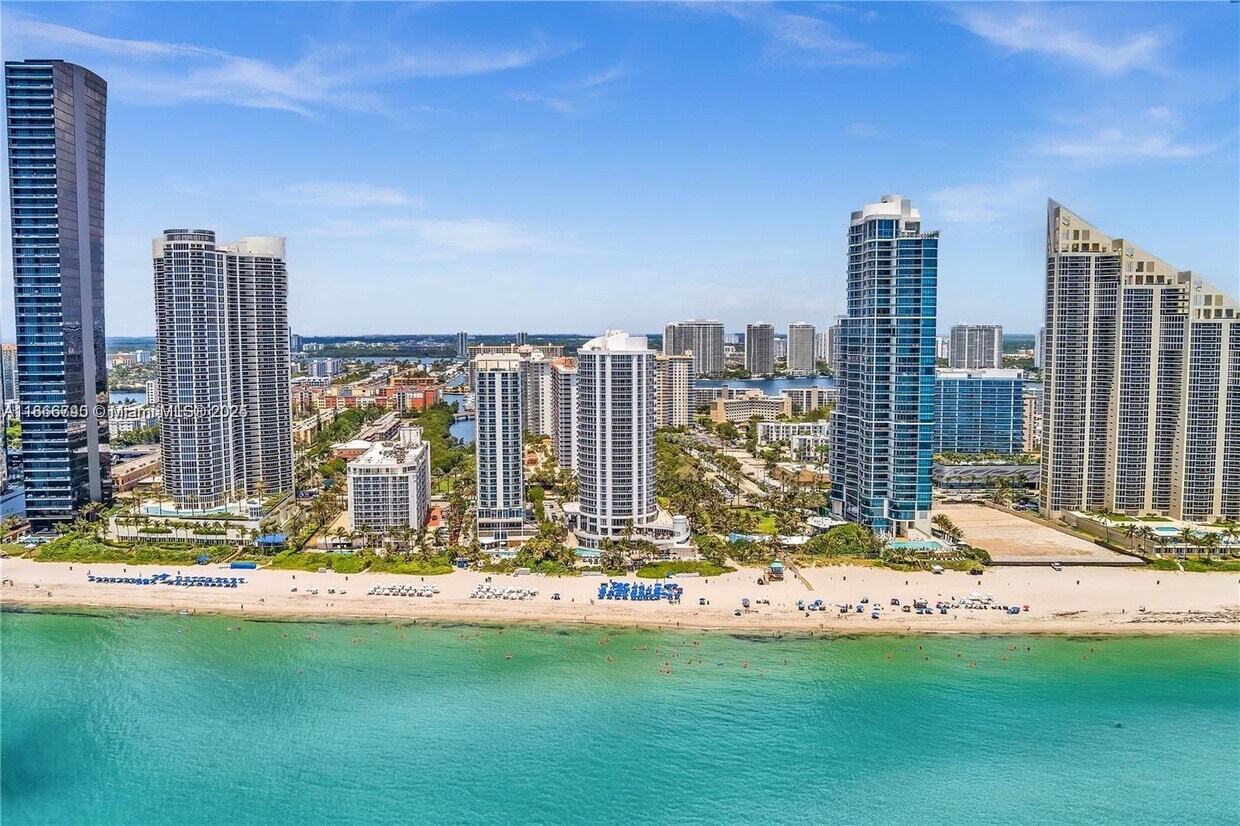 Foto principal - 17375 Collins Ave