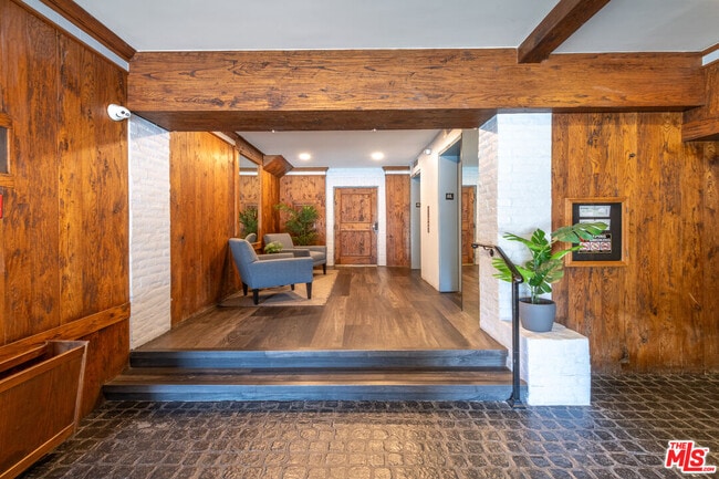 Building Photo - 532 N Rossmore Ave