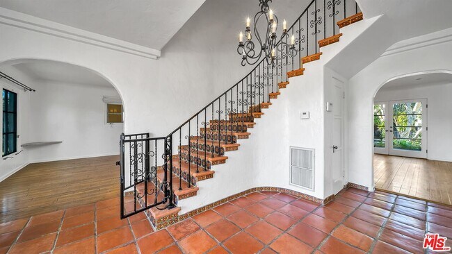 Foto del edificio - 333 S Roxbury Dr