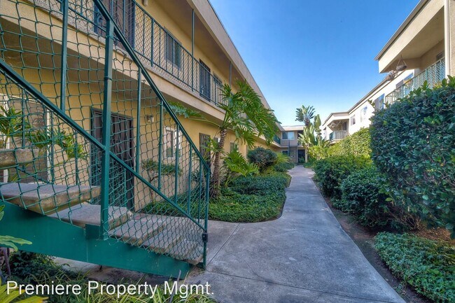 Building Photo - 2 br, 1.5 bath House - 4851 Cole St #9