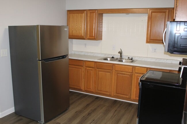 Building Photo - Newly Remodeled 2 Bedroom Duplex in Avon!