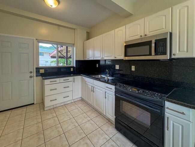 Building Photo - STUDIO/1BA/2PKG. High Ceilings, Shared Yar...
