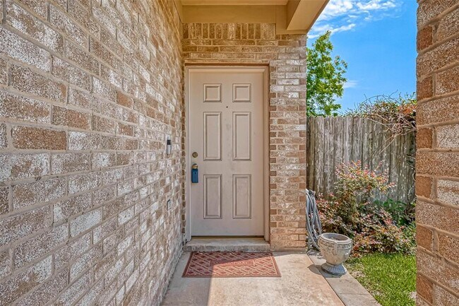 Foto del edificio - 19223 Brook Village Rd