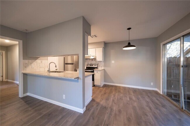 Building Photo - 1402 Matthews Ln