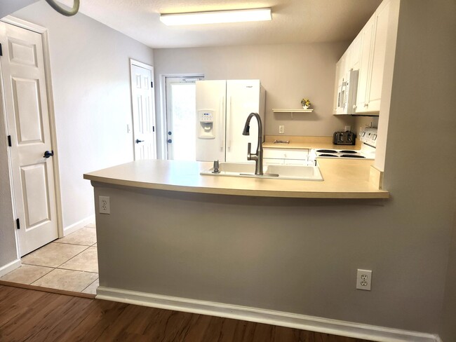 Building Photo - 995 Luminary Cir