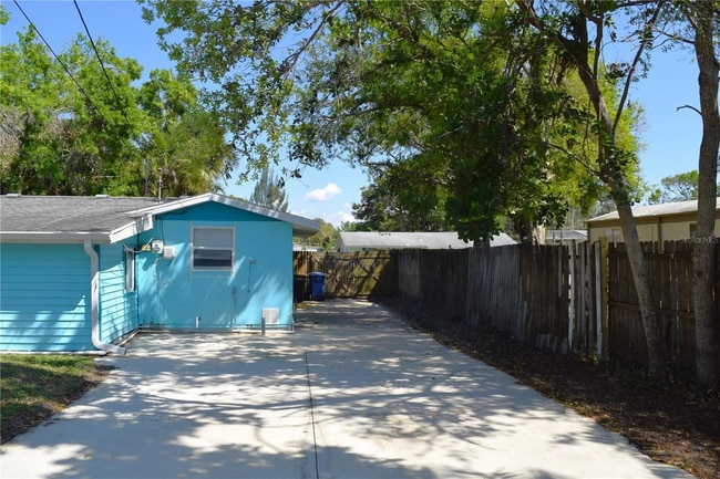 Building Photo - 403 Pinewood Ave