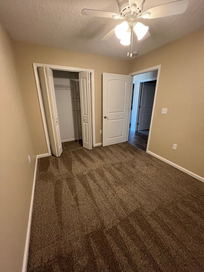 Foto del edificio - 110 W Cedar Ln