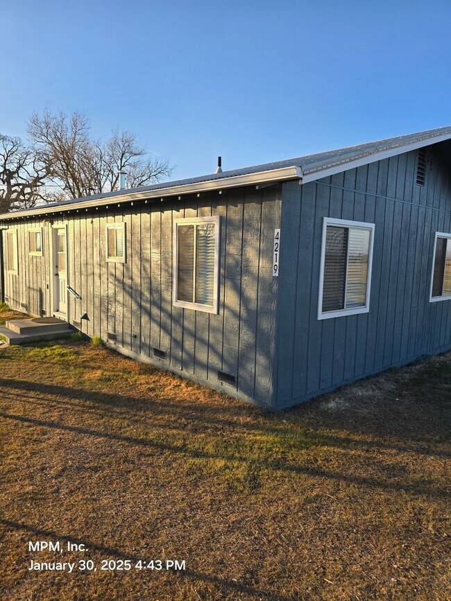 Foto del edificio - 2 bedroom 1 bath country home. Close to town.