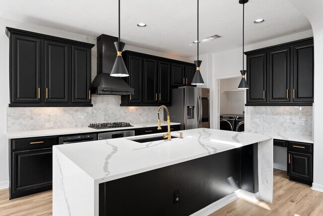 Foto del edificio - 8422 Misty Mountain Trail Ln