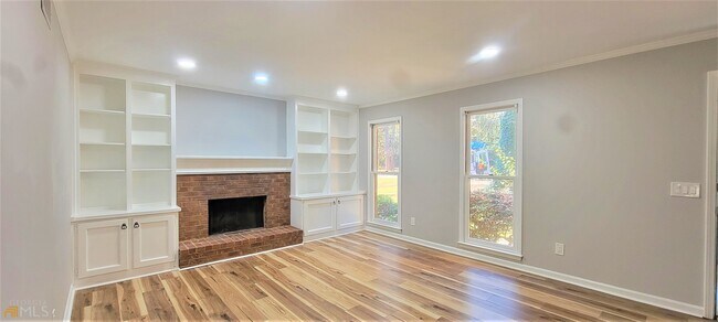 Building Photo - 765 N Parkwood Rd
