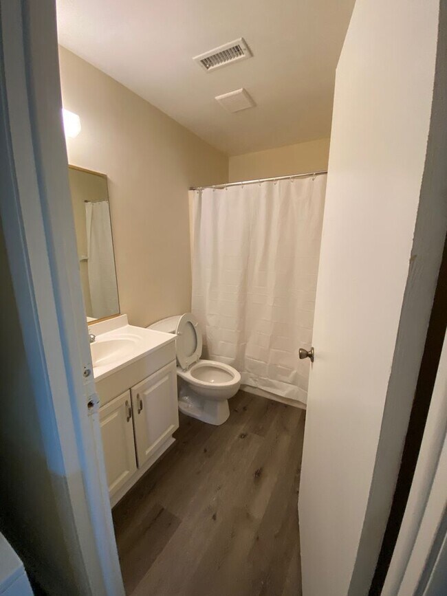 Building Photo - 2507 Camellia Dr