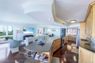 Building Photo - 250 Park Shore Dr