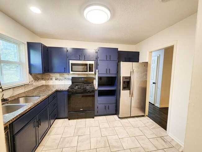 Building Photo - Freshly Remodeled 3 Bedroom / 1 Bathroom H...