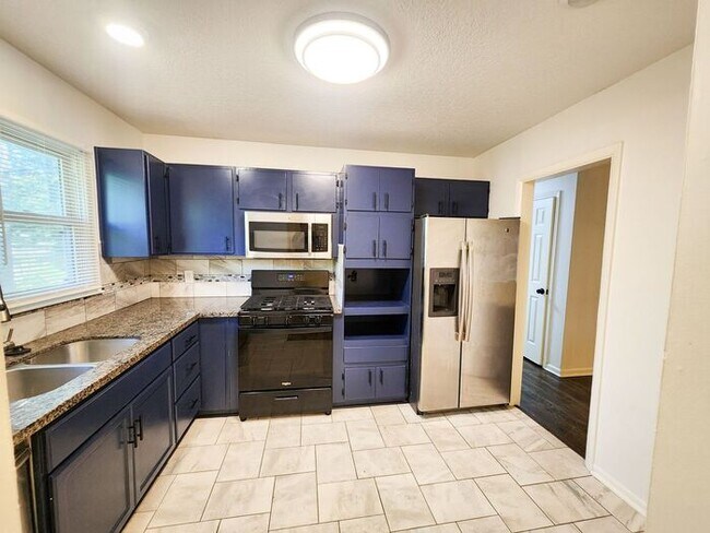 Foto del edificio - Freshly Remodeled 3 Bedroom / 1 Bathroom H...