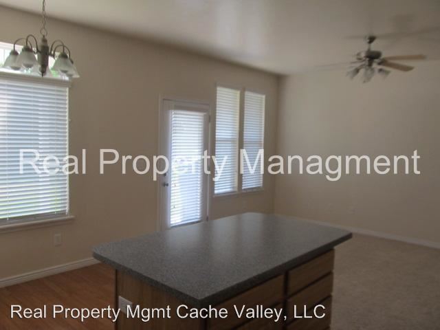 Building Photo - 226 Hidden Creek Dr