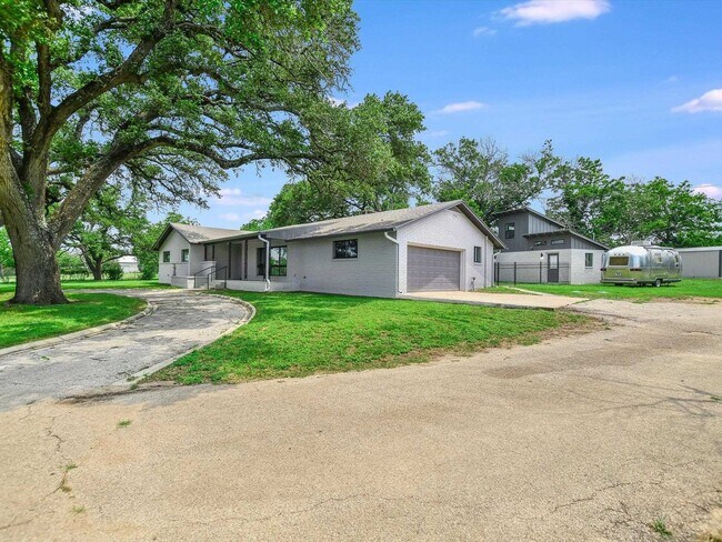 Building Photo - 3319 N U.S. Hwy 281