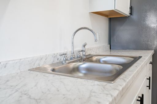 Foto del edificio - Charming Renovated 1-Bedroom Apartment in ...