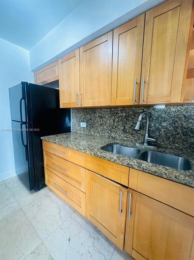 Foto del edificio - 903 NE 111th St