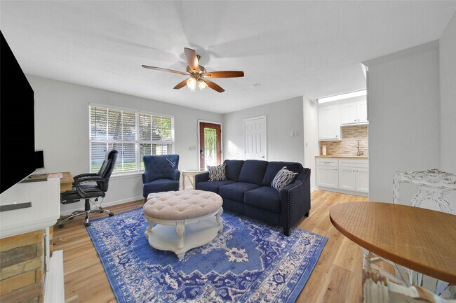 Building Photo - 4072 TX-105