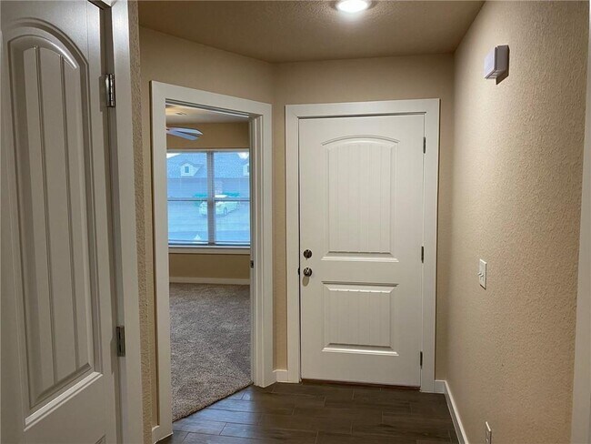 Building Photo - 422 Barbet Dr