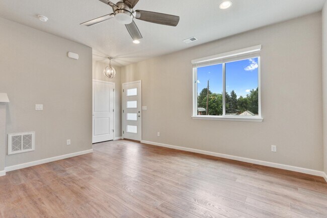 Living - 665 Stonebridge Dr