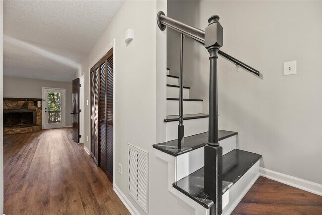 Foto del edificio - 5508 Kaplan Dr