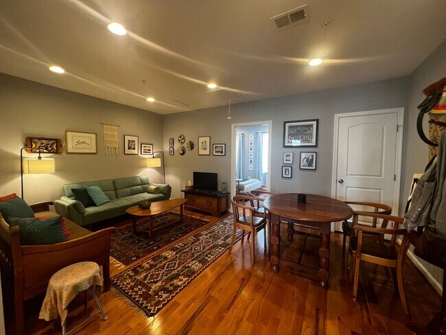 Building Photo - Beautiful 2 BR/2 BA Condo in Park View!