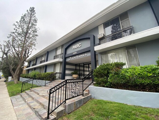 Foto del edificio - 10535 Lindley Ave