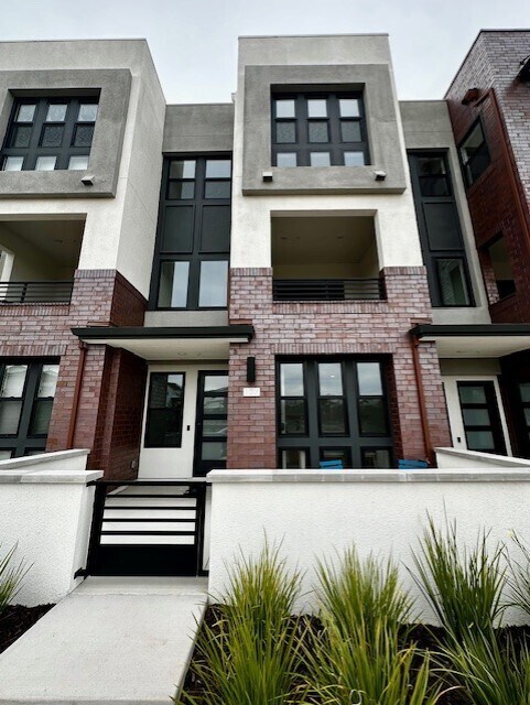 Frente del edificio - 137 8th St