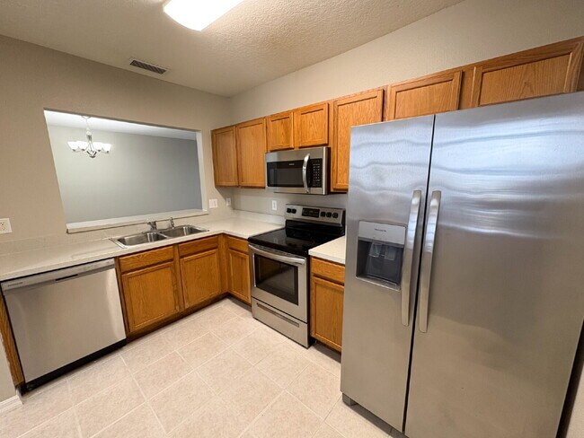 Building Photo - Updated 3 bed 2 bath condo in the Villages of Bloomingdale