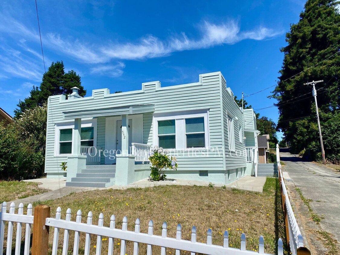 Primary Photo - Johnson Ave: 2bdrm / 1 ba Home