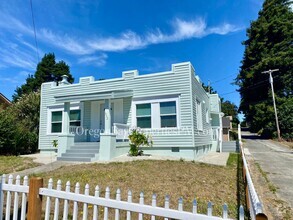 Building Photo - 552 Johnson Ave