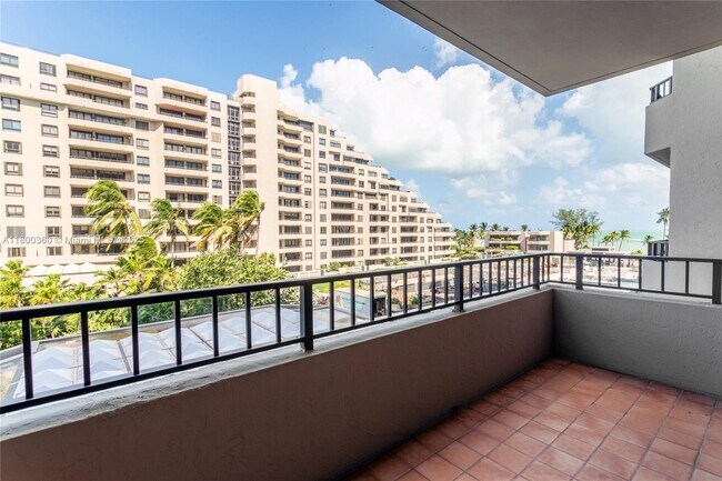 Foto del edificio - 201 Crandon Blvd
