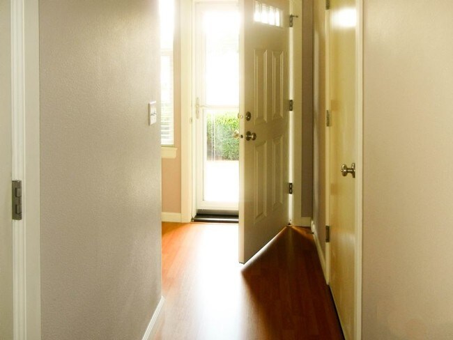 Foto del edificio - 3 Bedroom Townhouse In Gated Community!