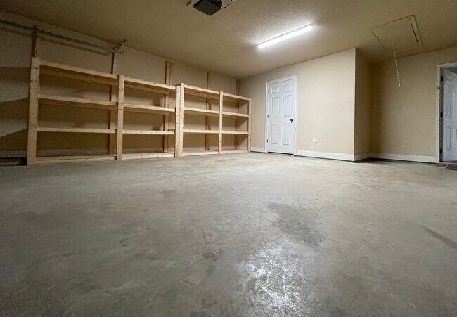 Building Photo - 407 Oak Park Cove