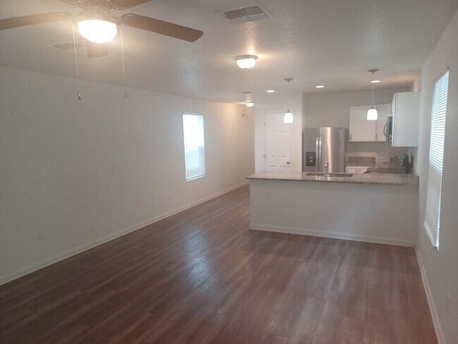 Building Photo - NIce 3 BR 2.5 BA 2 Story Home in Lake Shor...