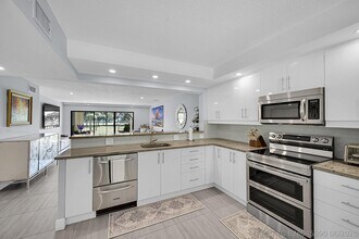 Building Photo - 12870 Briarlake Dr