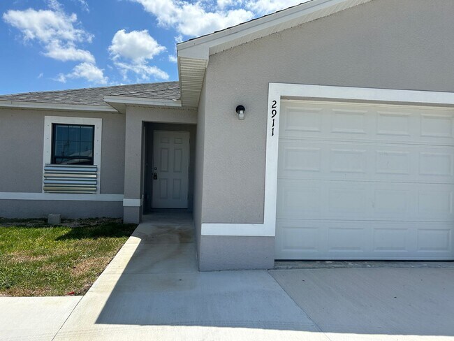 Foto del edificio - Newer construction  3/2 duplex -1 car garage