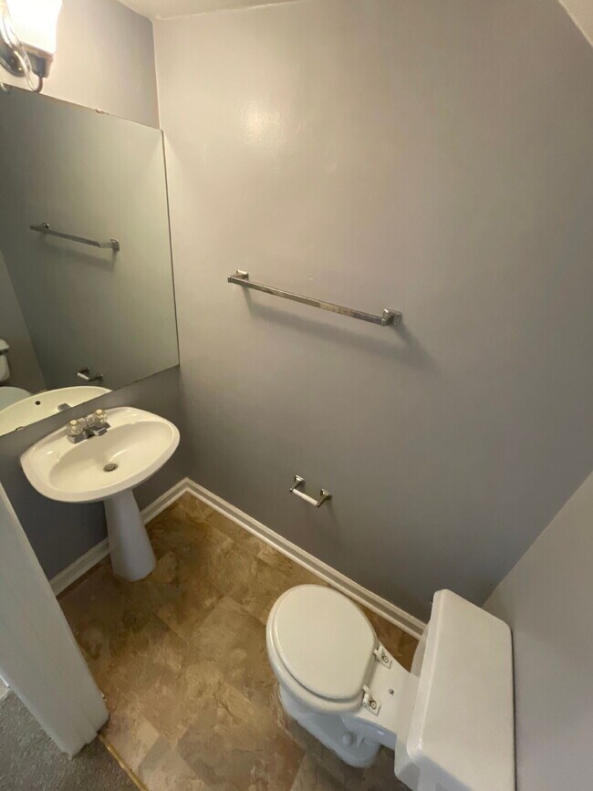 Foto del edificio - 2/2.5 Townhouse off Tennessee Street - Washer and Dryer in unit