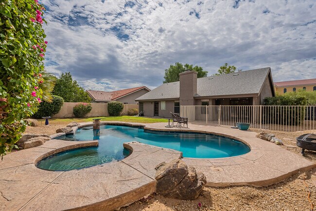 Building Photo - 3 Bed 2 Bath Home with Diving Pool