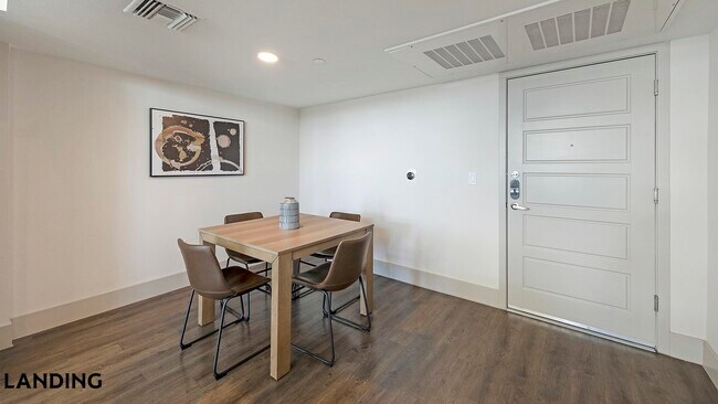 Foto del edificio - 2323 E Highland Ave