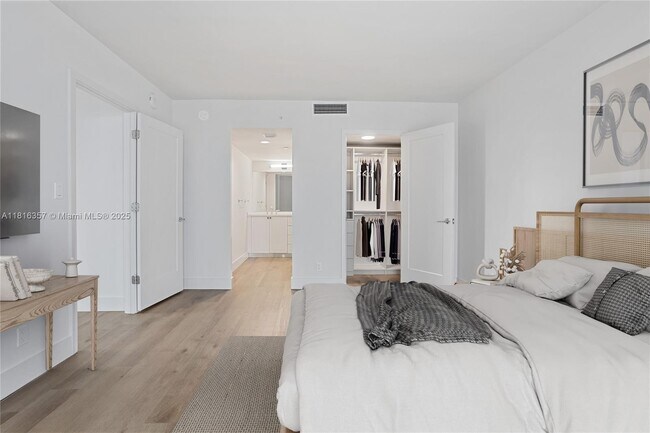 Building Photo - 555 NE 34th St