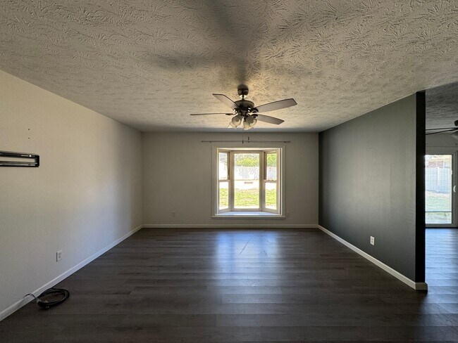 Foto del edificio - Charming 3 Bed 2 Bath Home with Fenced Yard