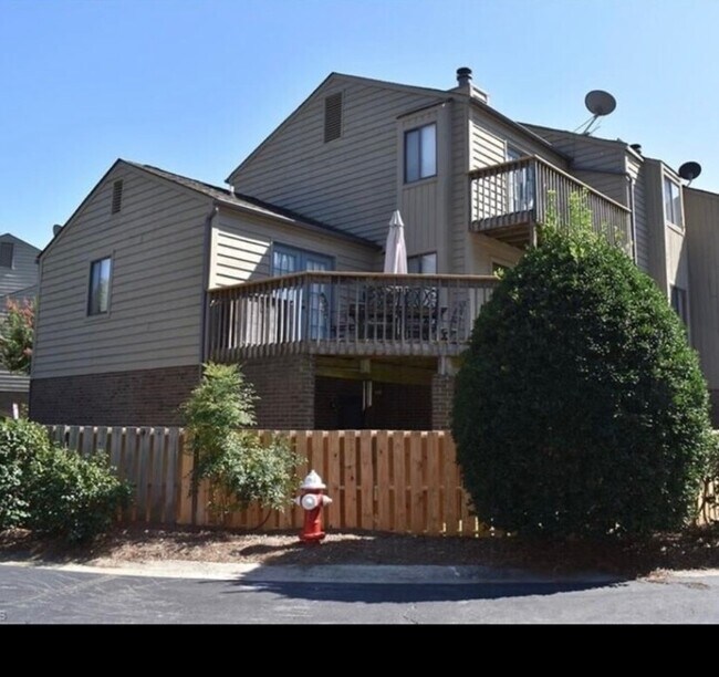 Foto del edificio - 2425 Cypress Ct