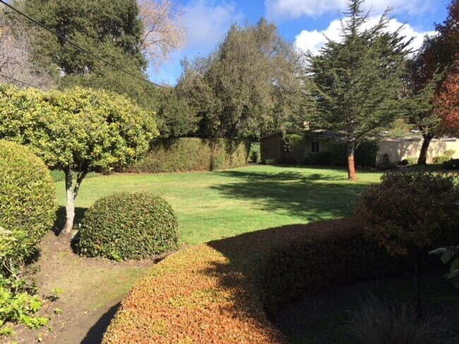 Foto del edificio - Hacienda Carmel, Remodeled One Bedroom Ava...