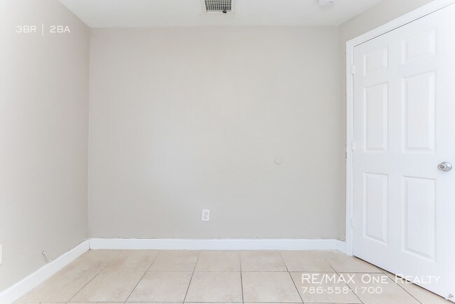 Foto del edificio - 1390 NW 200th St